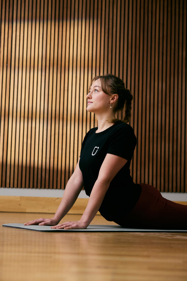 Gift Bundle "Urban Sports Club Membership and Women's Club T-Shirt (Black)"